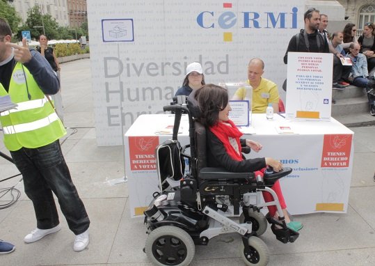 Personas con discapacidad simulan un proceso electoral para exigir su derecho a voto 