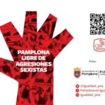 una mano roja como símbolo contra las agresiones sexistas, un qr y el logo del Ayuntamiento de Pamplona