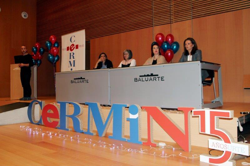 Imagen de un acto de CERMIN para conmemorar el día de la discapacidad. Mesa inaugural con letras CERMIN delante