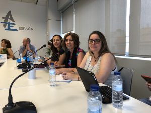 3 personas en rueda de prensa