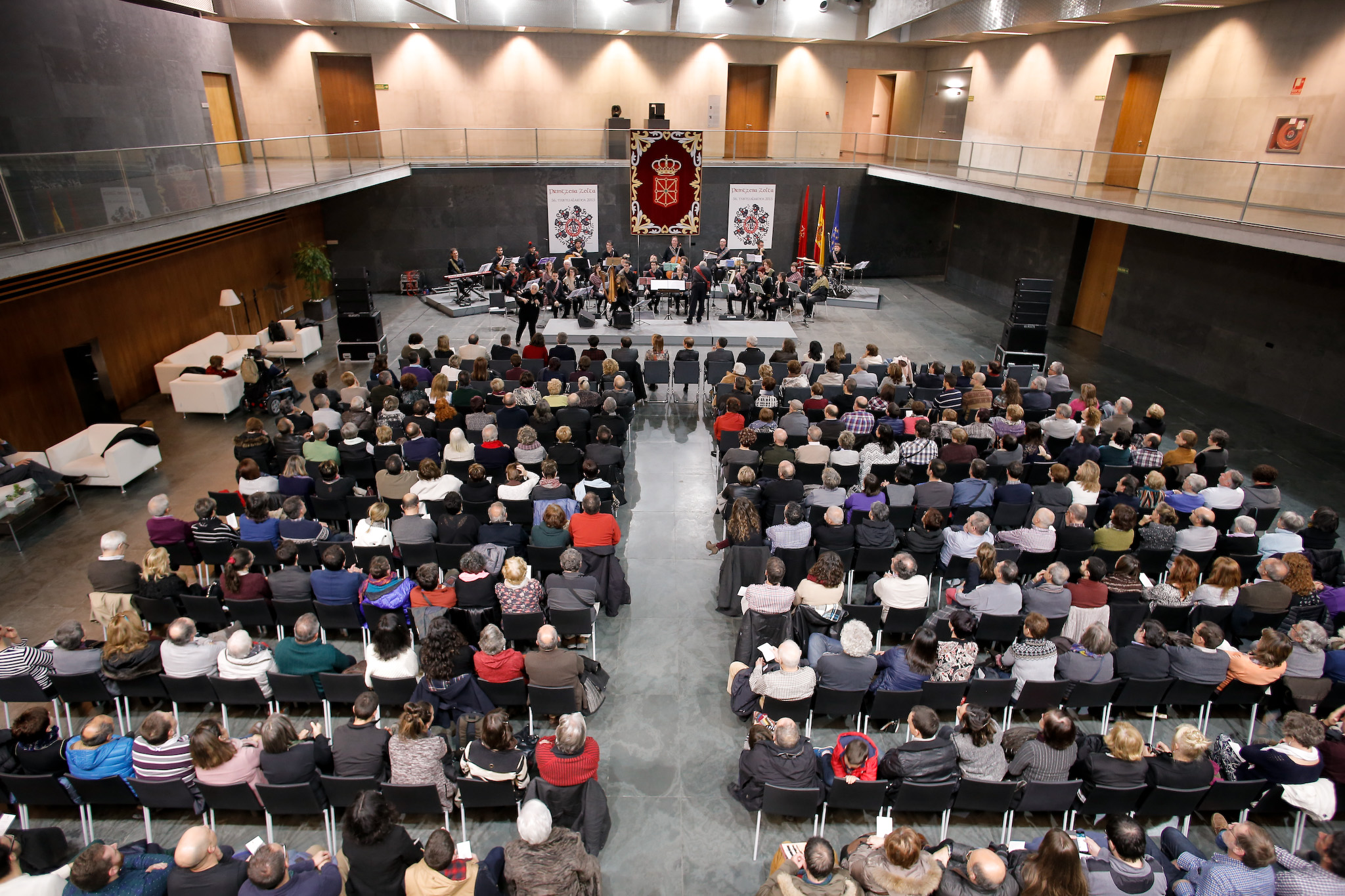 Imagen del Atrio del Parlamento de Navarra durante un acto del Día de Navarra (Parlamento de Navarra)