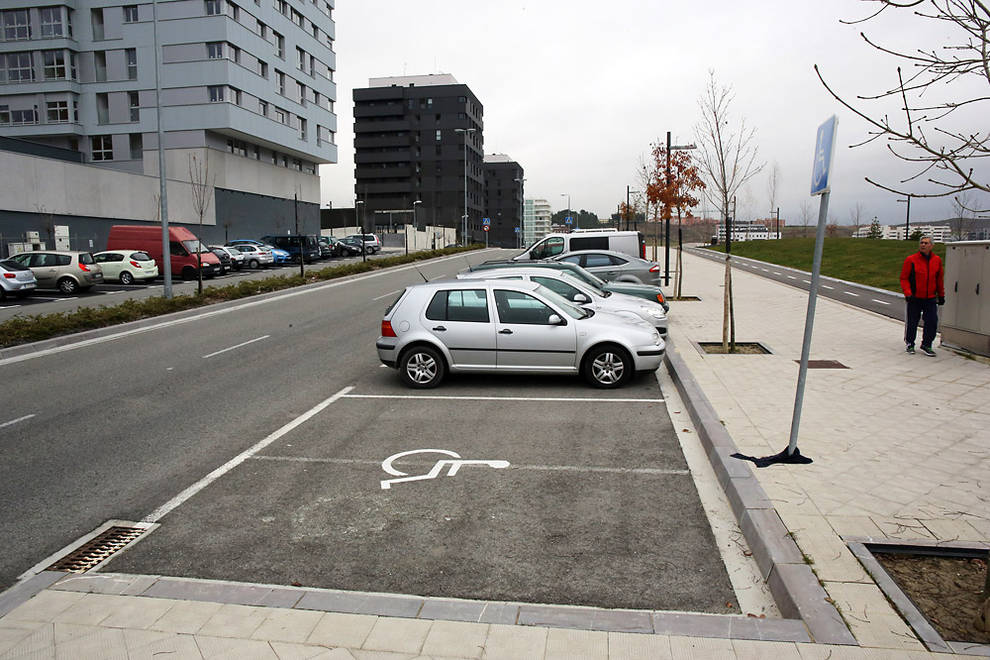 Fotografía de una plaza reservada para vehículos de personas con movilidad reducida. Diario de Navarra