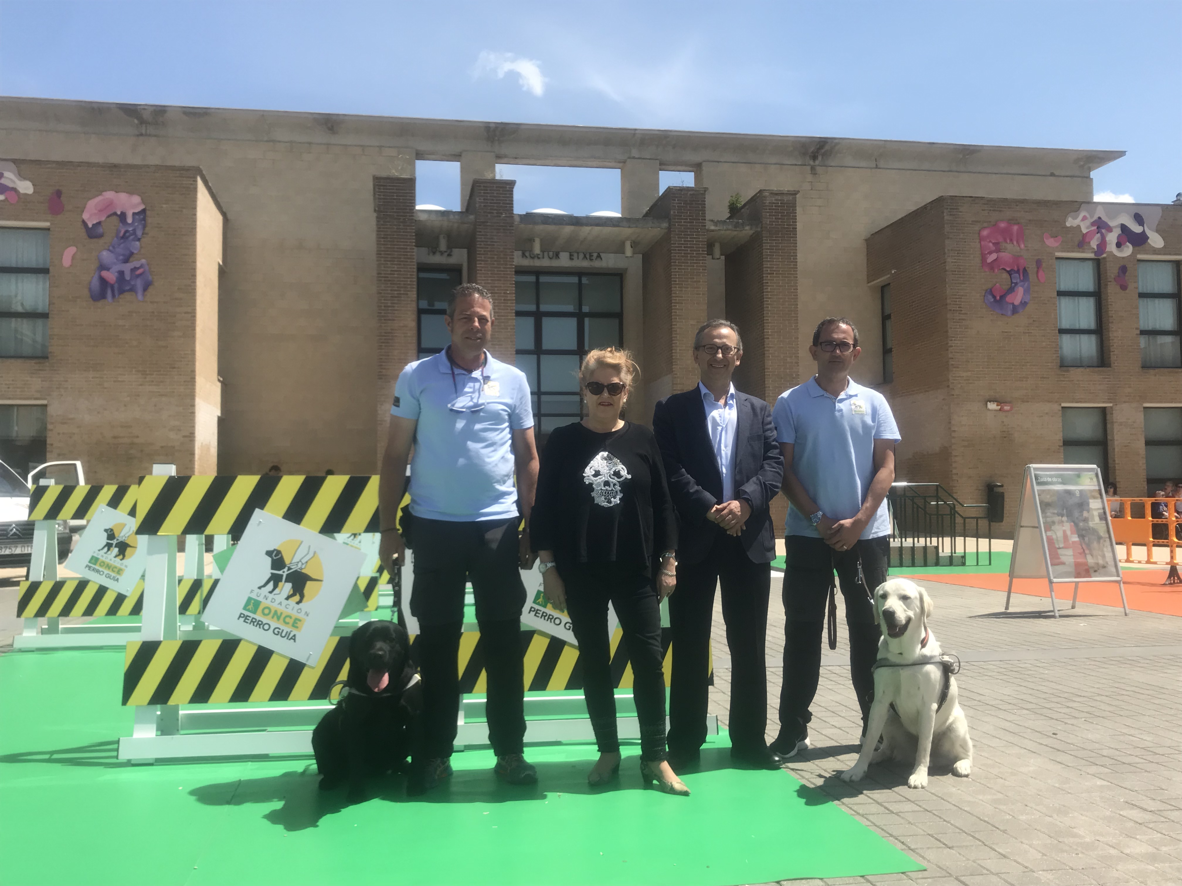 Fotografía de los instructores con sus perros guías además de miembros del Consejo Territorial de la ONCE de Navarra