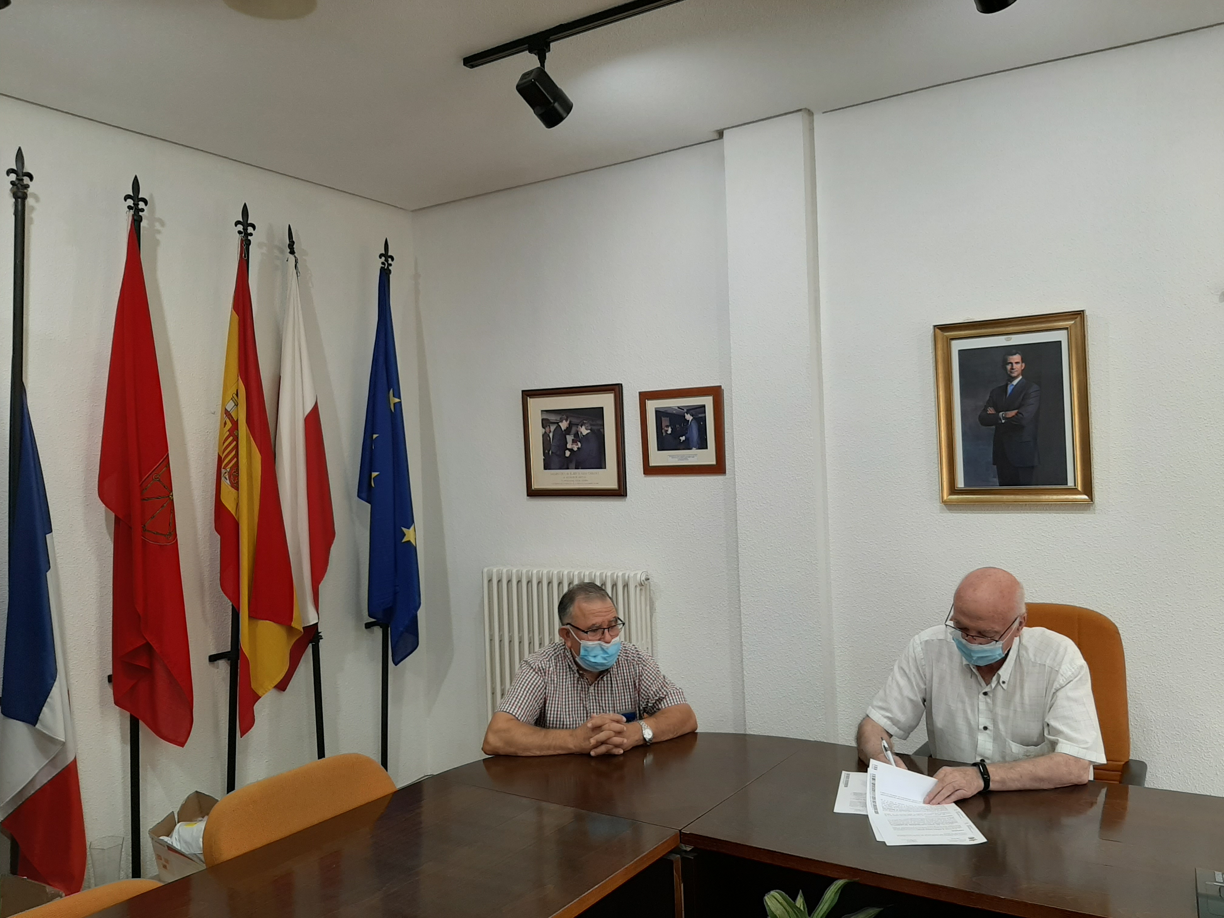 Momento de la firma del contrato entre el alcalde de Ablitas, Carmelo Arriazu Serrano y el Presidente de Adisco, Valentín Carranza Roldán