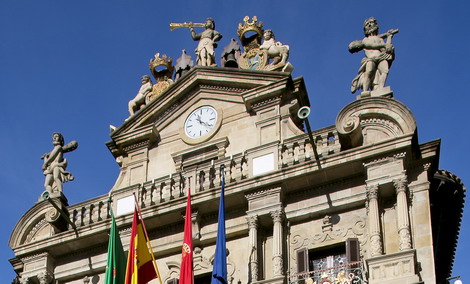 Imagen de la parte superior de la fachada del Ayto. de Pamplona