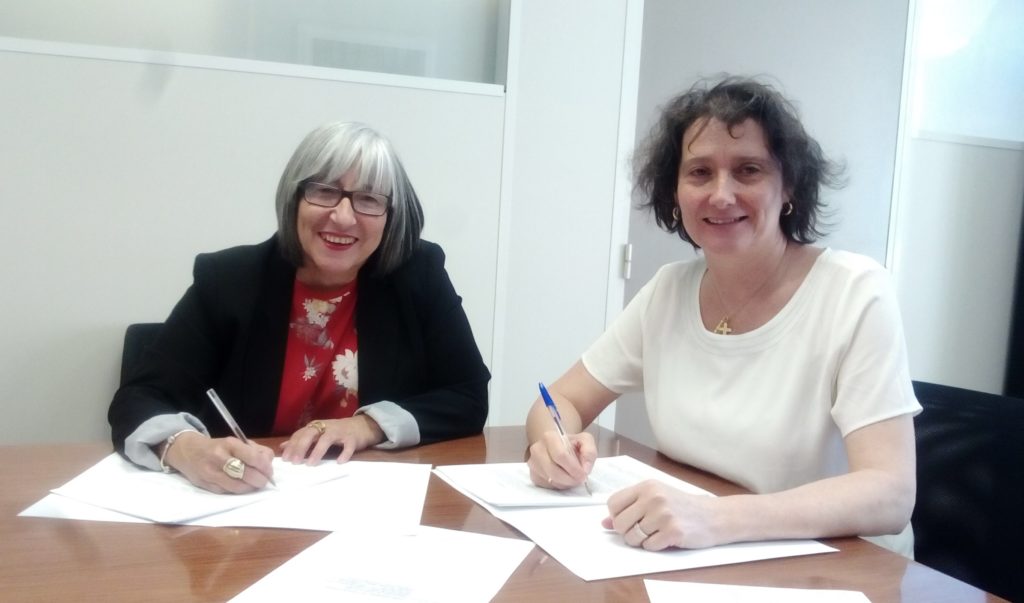 Mariluz Sanz e Inés Francés en una mesa firmando documentación
