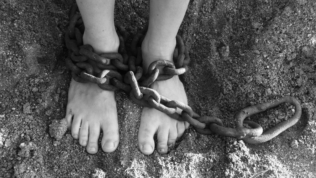 Imagen de unos pies atados por una cadena