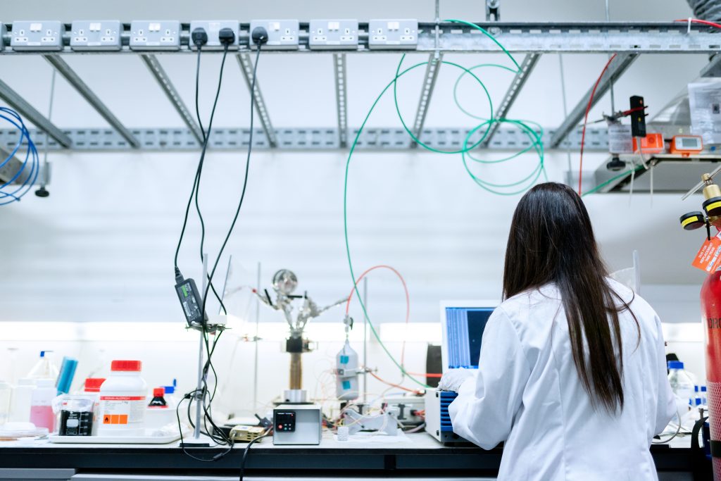 Imagen de una mujer trabajando en un laboratorio