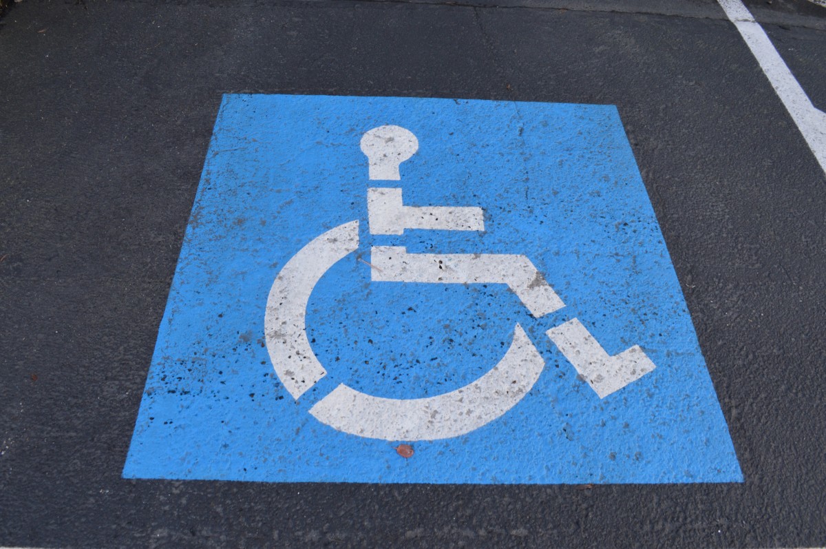 Imagen de una plaza reservada para personas con discapacidad