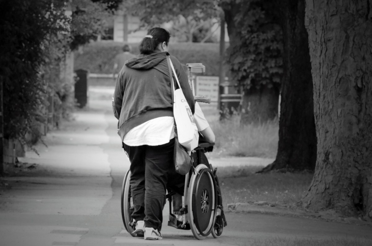 Imagen de una persona en silla de ruedas