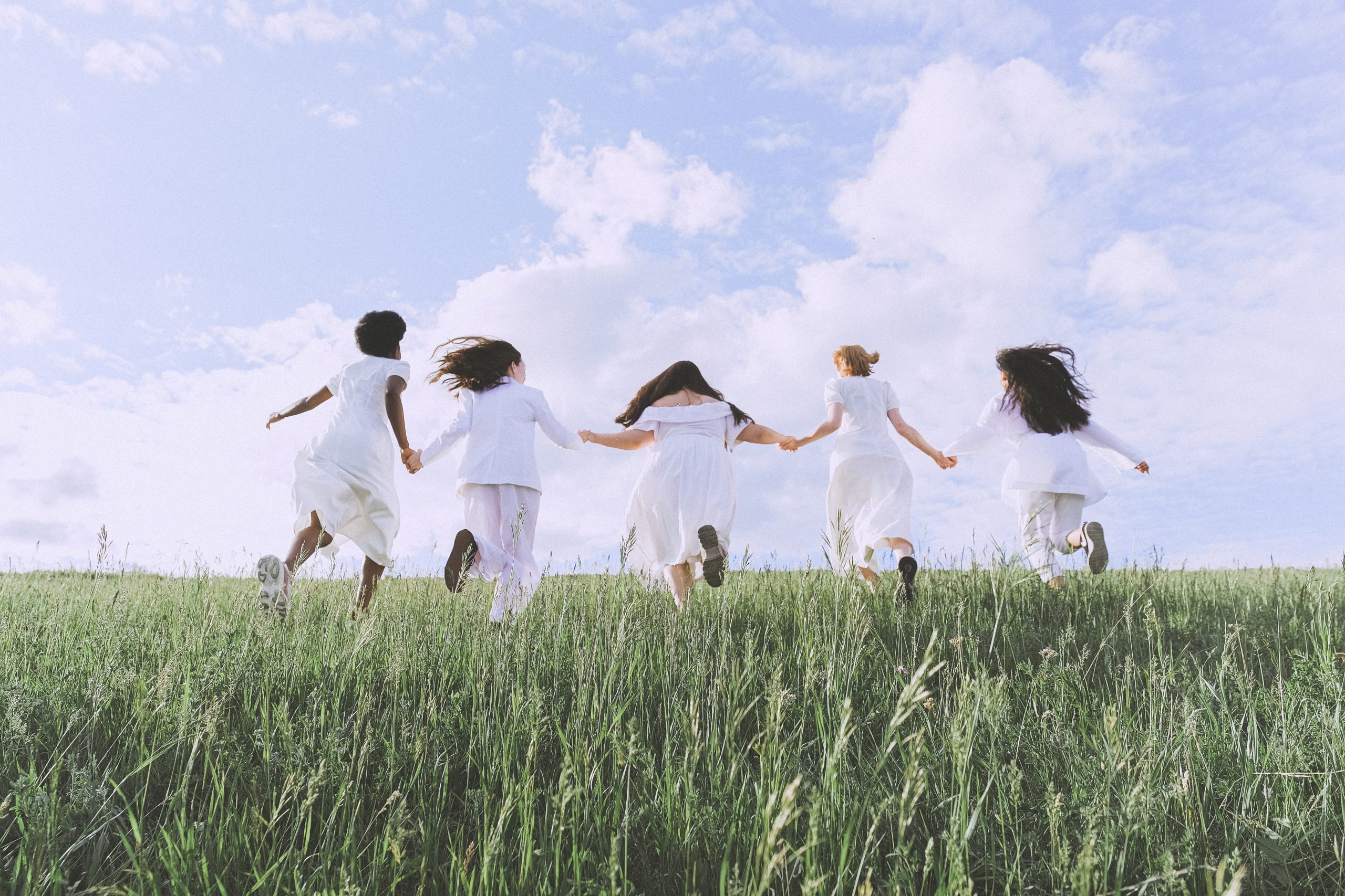 Imagen de un grupo de niñas atravesando un campo