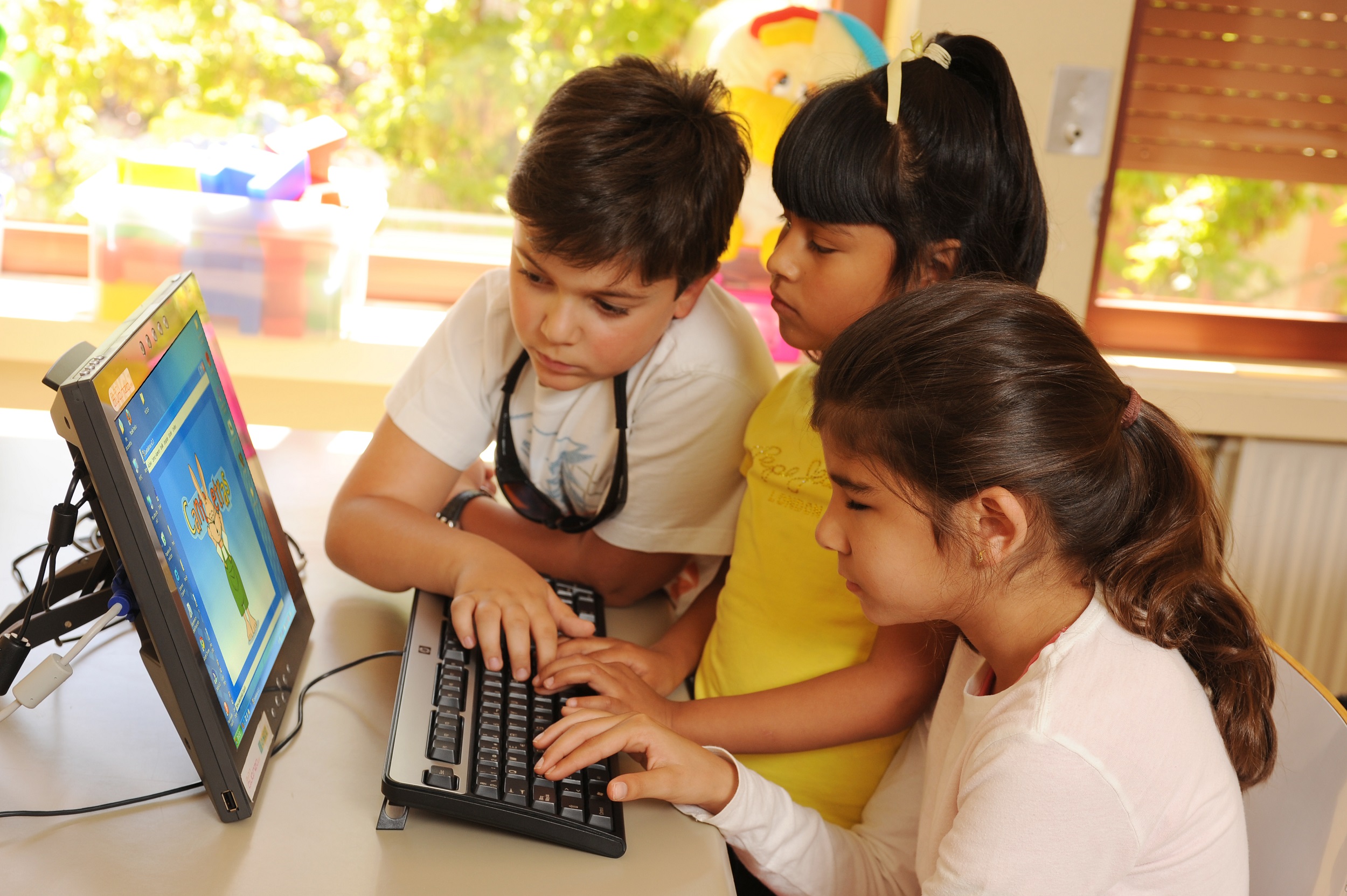 Niños invidentes en clase con un ordenador - juego interactivo.