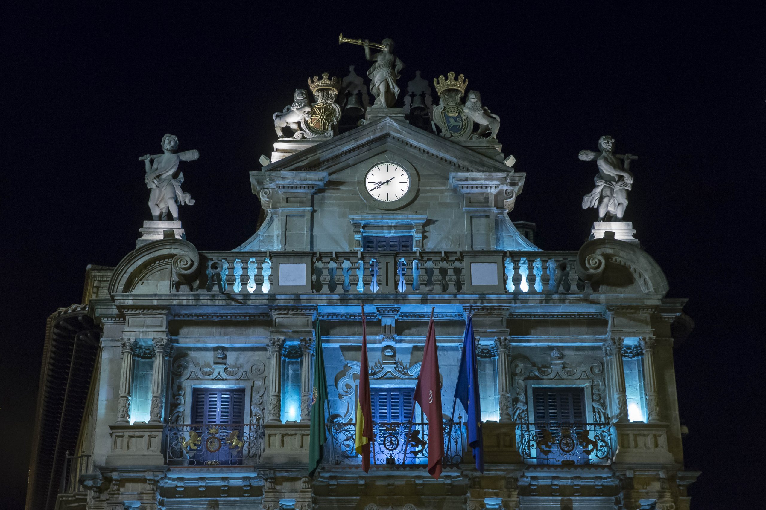 Imagen de la fachada del Ayto. de Pamplona iluminada de azul
