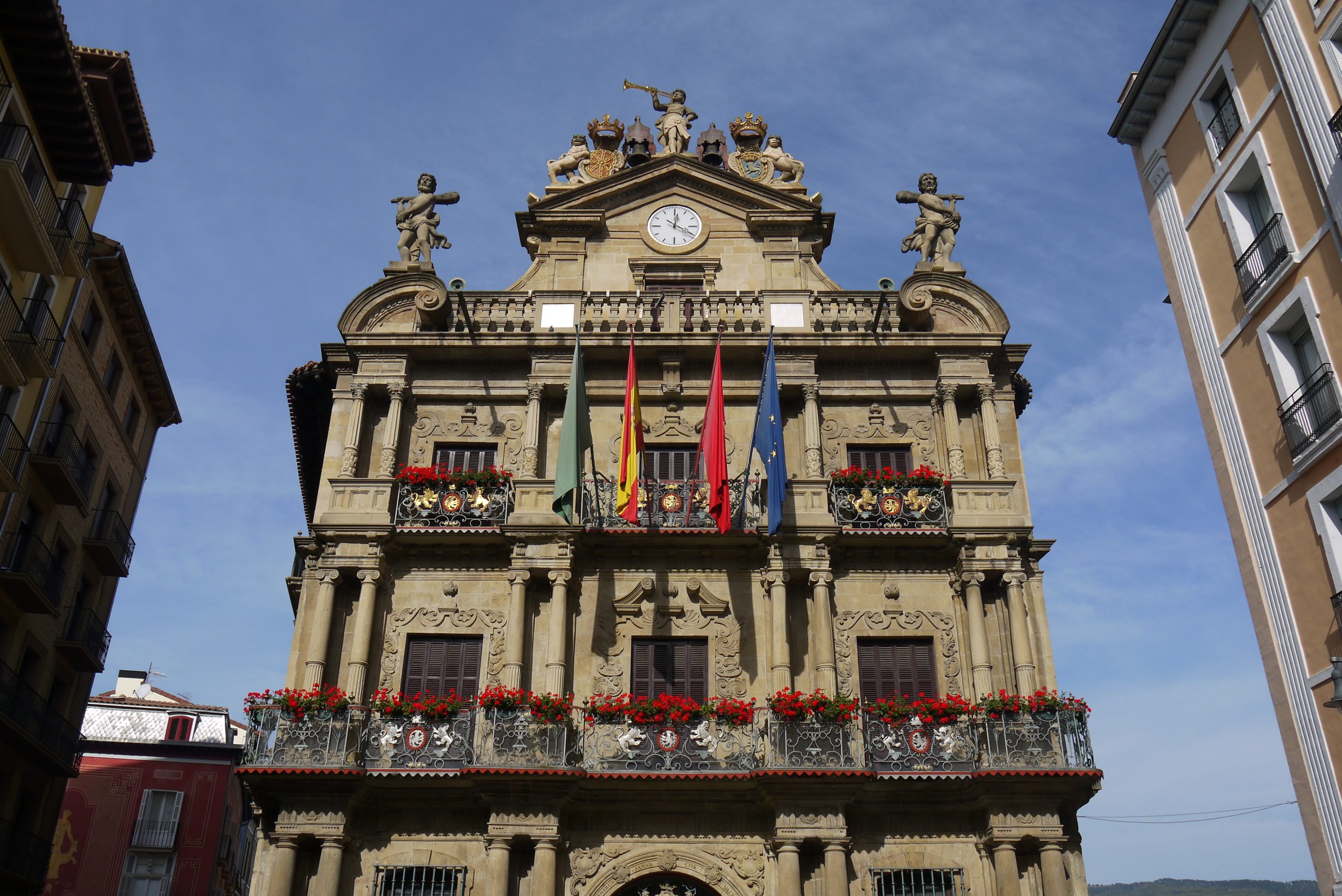 Fotografía de la fachada del Ayuntamiento de Pamplona.