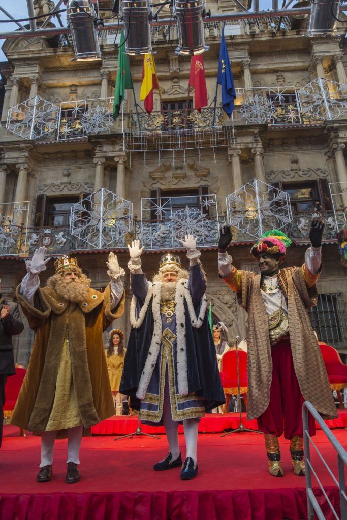 Foto de los tres Reyes Magos saludando a los y las niñas frente a la fachada del Ayuntamiento de Pamplona. Imagen de archivo.