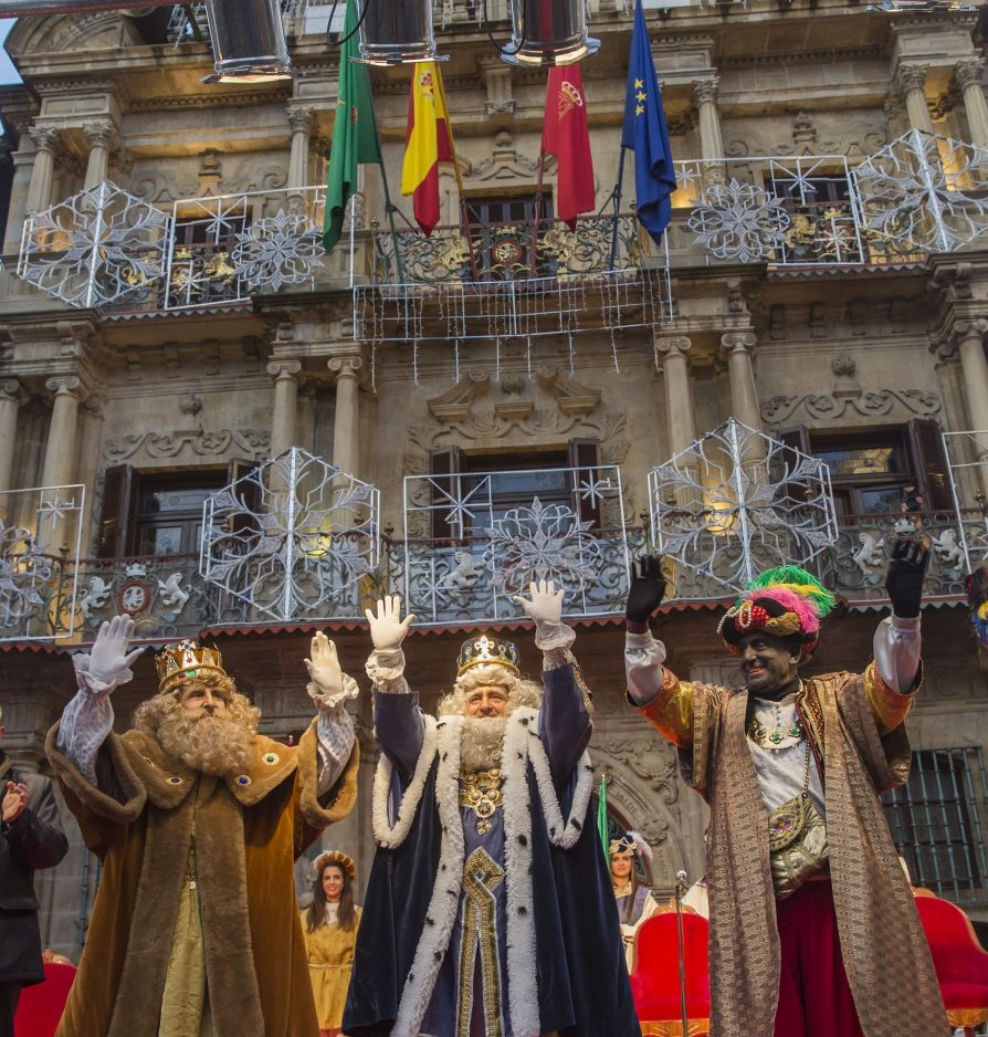 Foto de los tres Reyes Magos saludando a los y las niñas frente a la fachada del Ayuntamiento de Pamplona. Imagen de archivo.