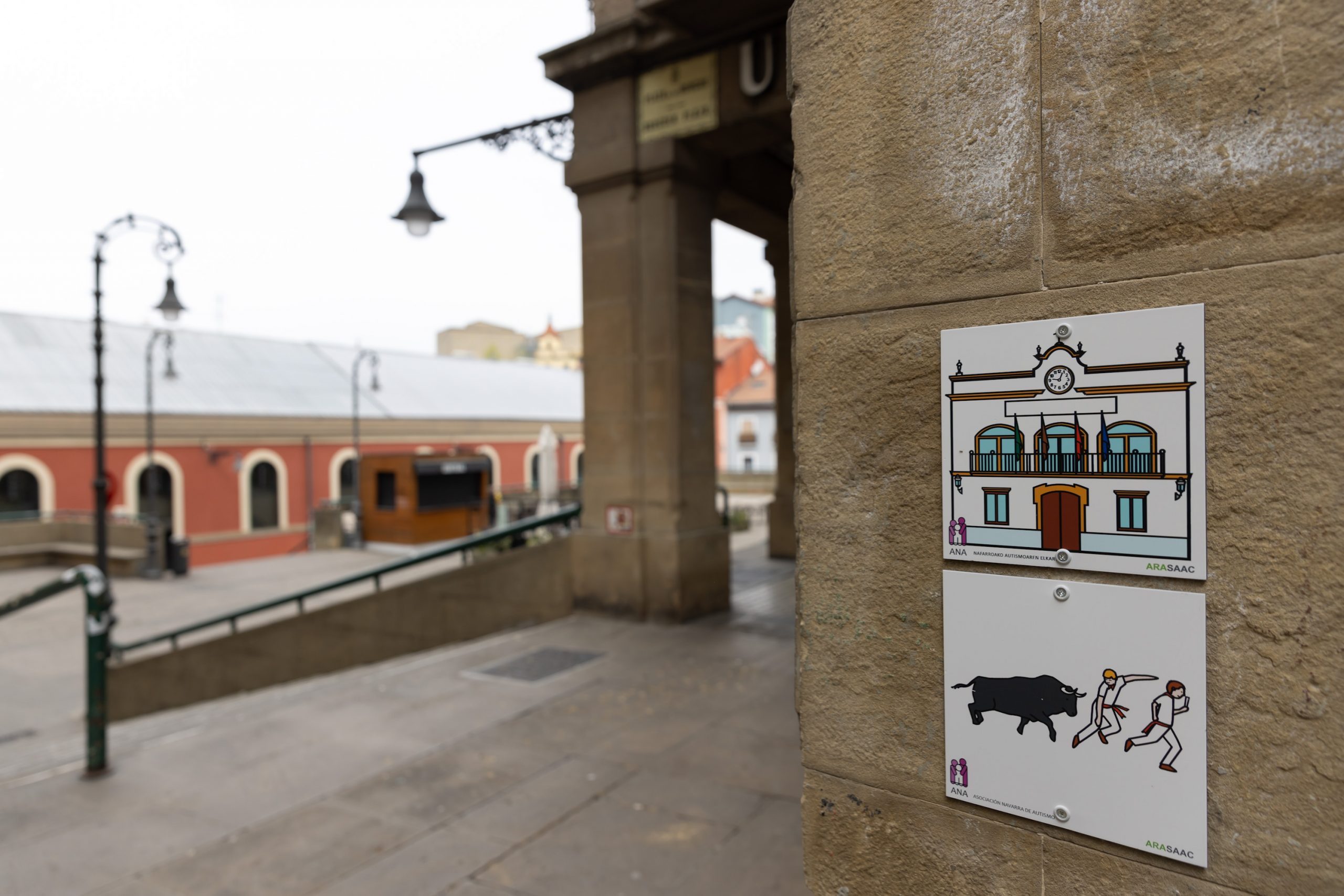Imagen de dos pictogramas renovados ubicados junto a la Plaza del Ayuntamiento