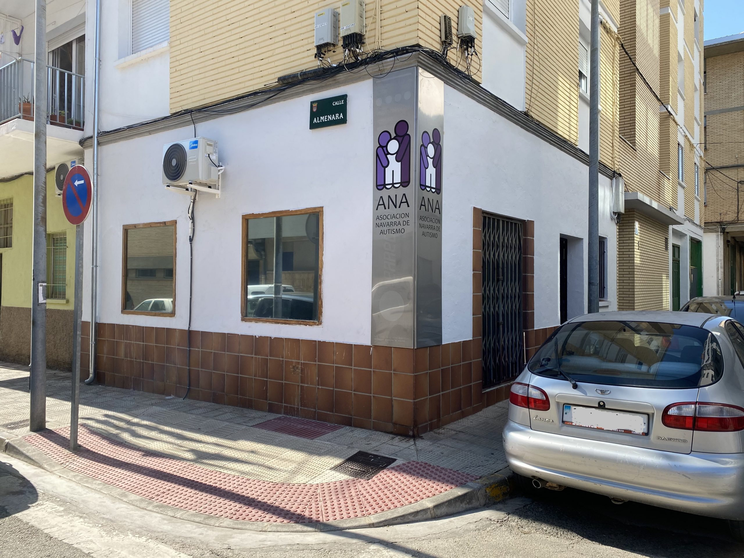 Fotografía tomada desde fuera, de día, de la nueva sede de la Asociación Navarra de Autismo (ANA) en Tudela, en la esquina de la calle Almenara con la calle Frontón, nº 5.