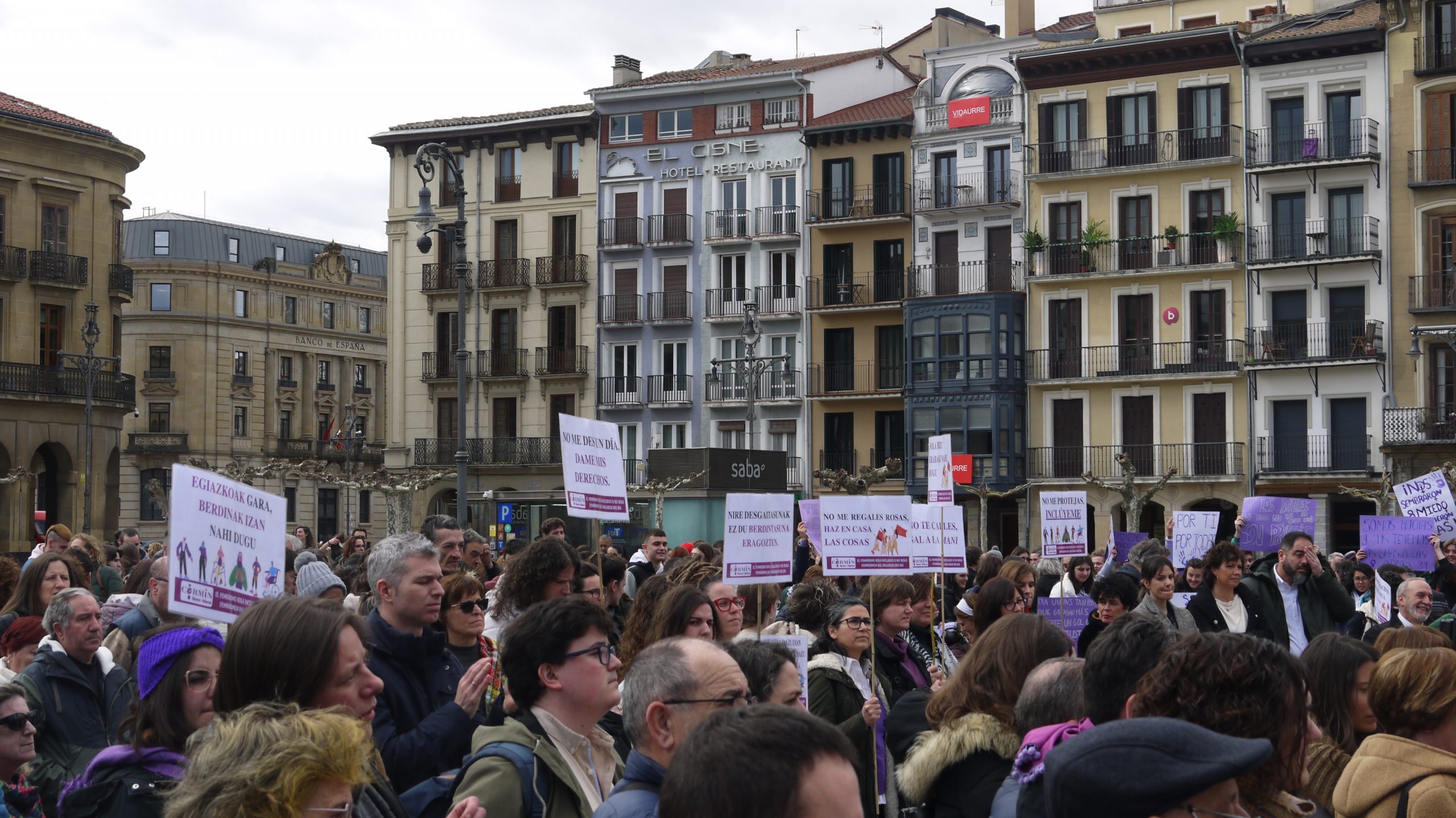 Mucha gente en la Plaza del Castillo. Llevan pancartas con diversos lemas feministas e inclusivos.