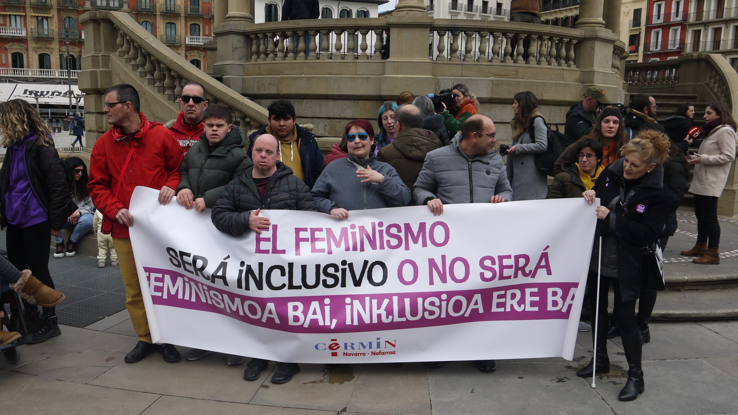 La pancarta lee, en castellano y en euskera: "El feminismo será inclusivo o no será".
