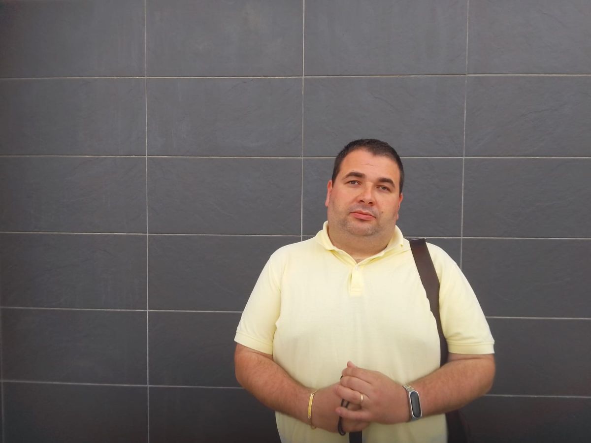 Juan Pablo Ibáñez posa delante de una pared. Mira a cámara y sujeta un bastón.
