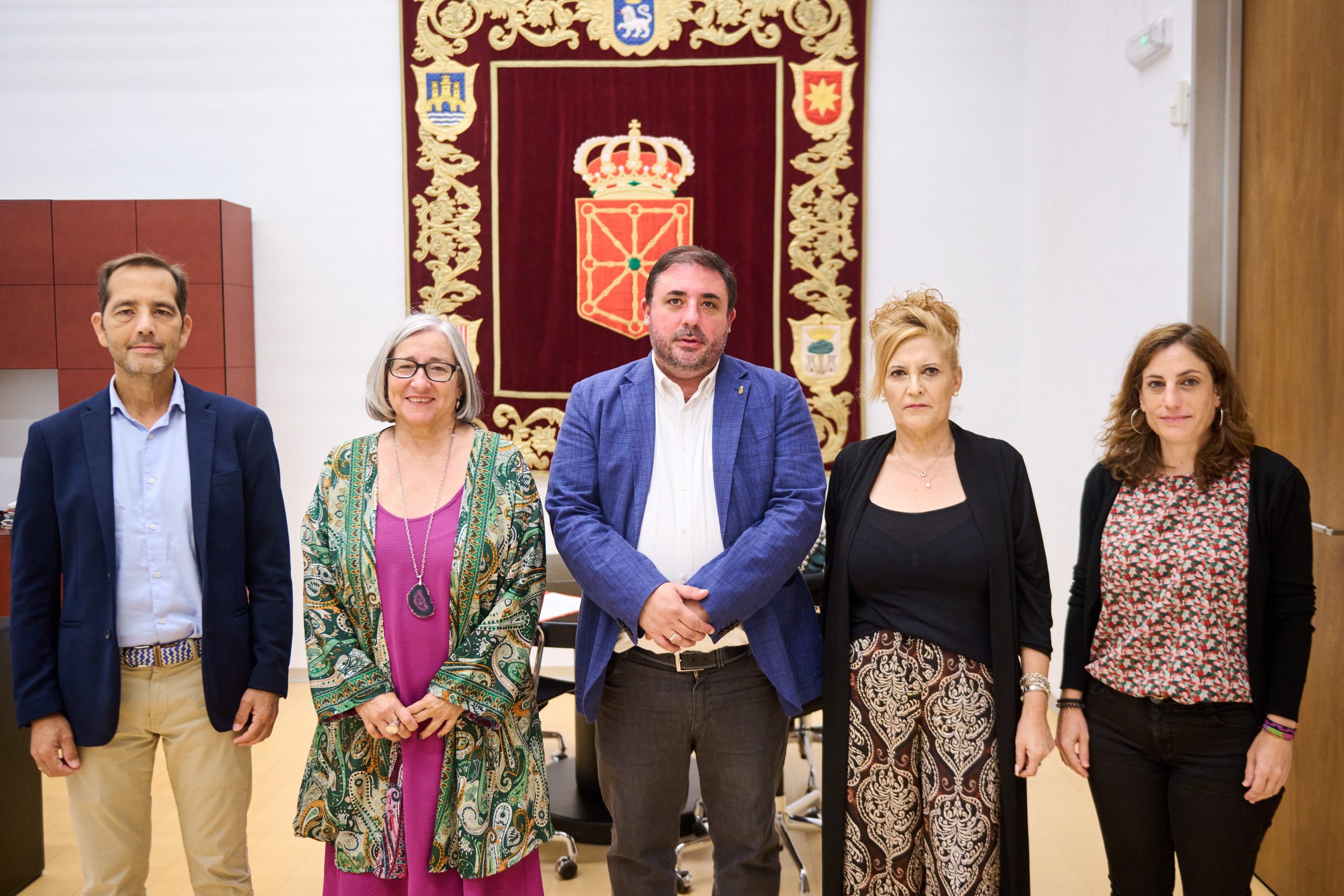 Unai Hualde posa junto a los cuatro representantes de CERMIN en su despacho en el Parlamento de Navarra.