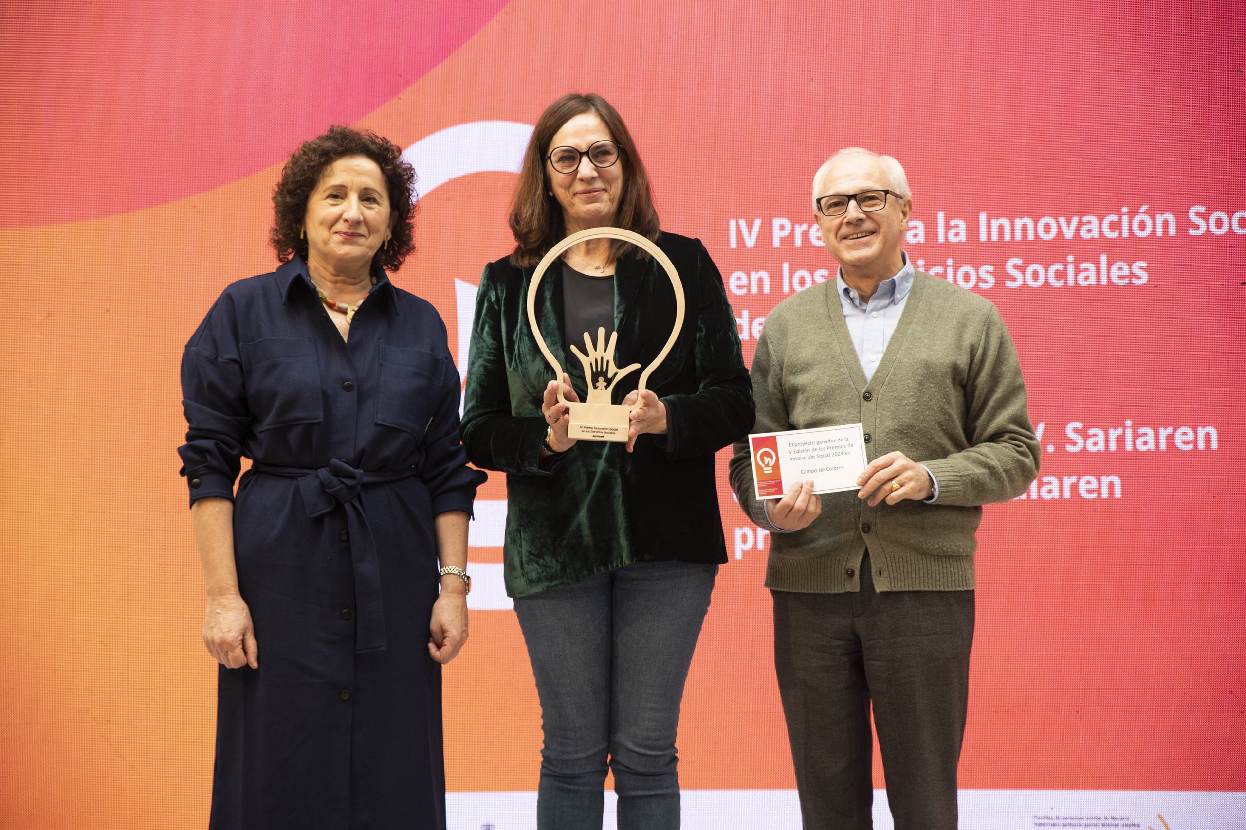 La directora general de Amimet, Margarita Sánchez, con el premio entre la consejera Carmen Maeztu y Miguel Echarri