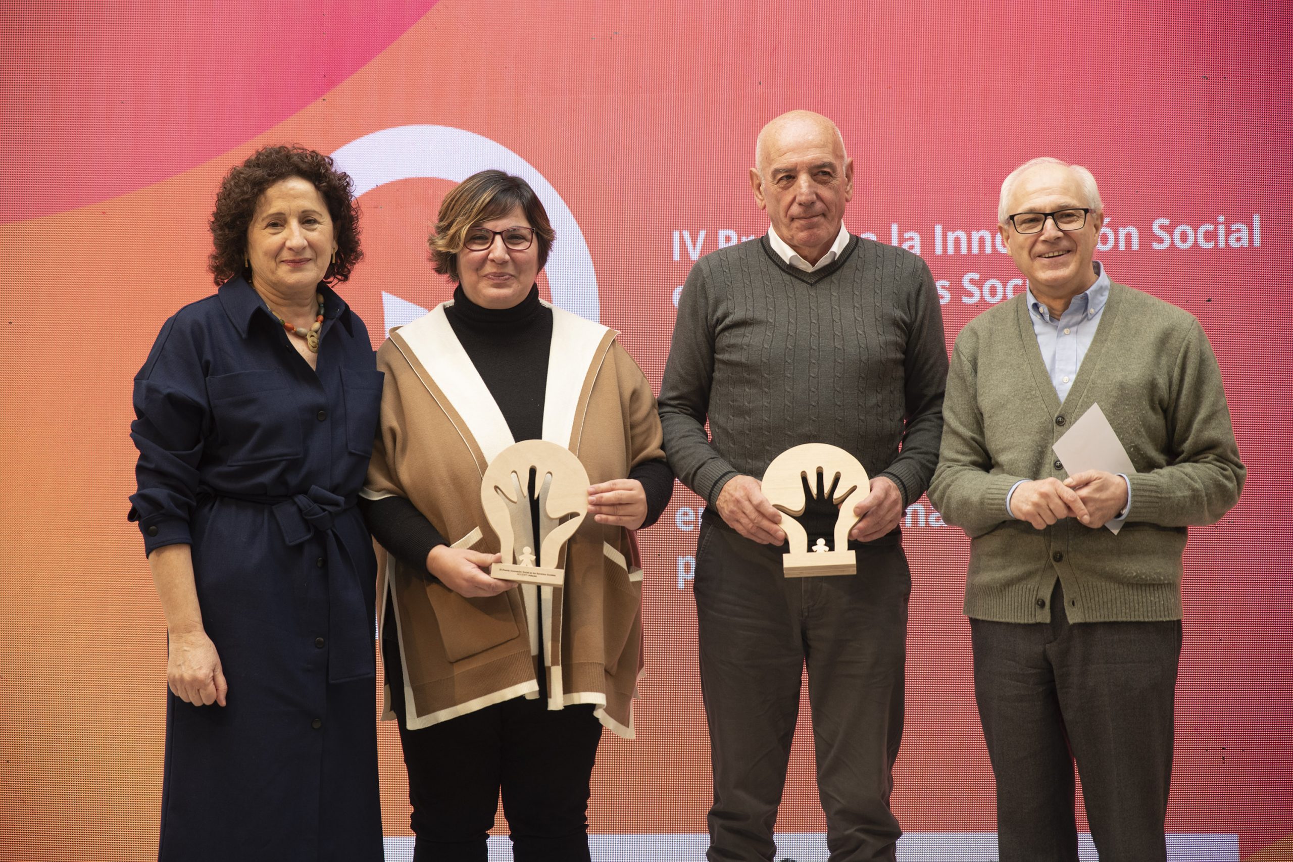 Helena Gallego, de Anfas y José Luis Herrera, de Adacen, con el trofeo que reconoce los accésit que han recibido sus entidades