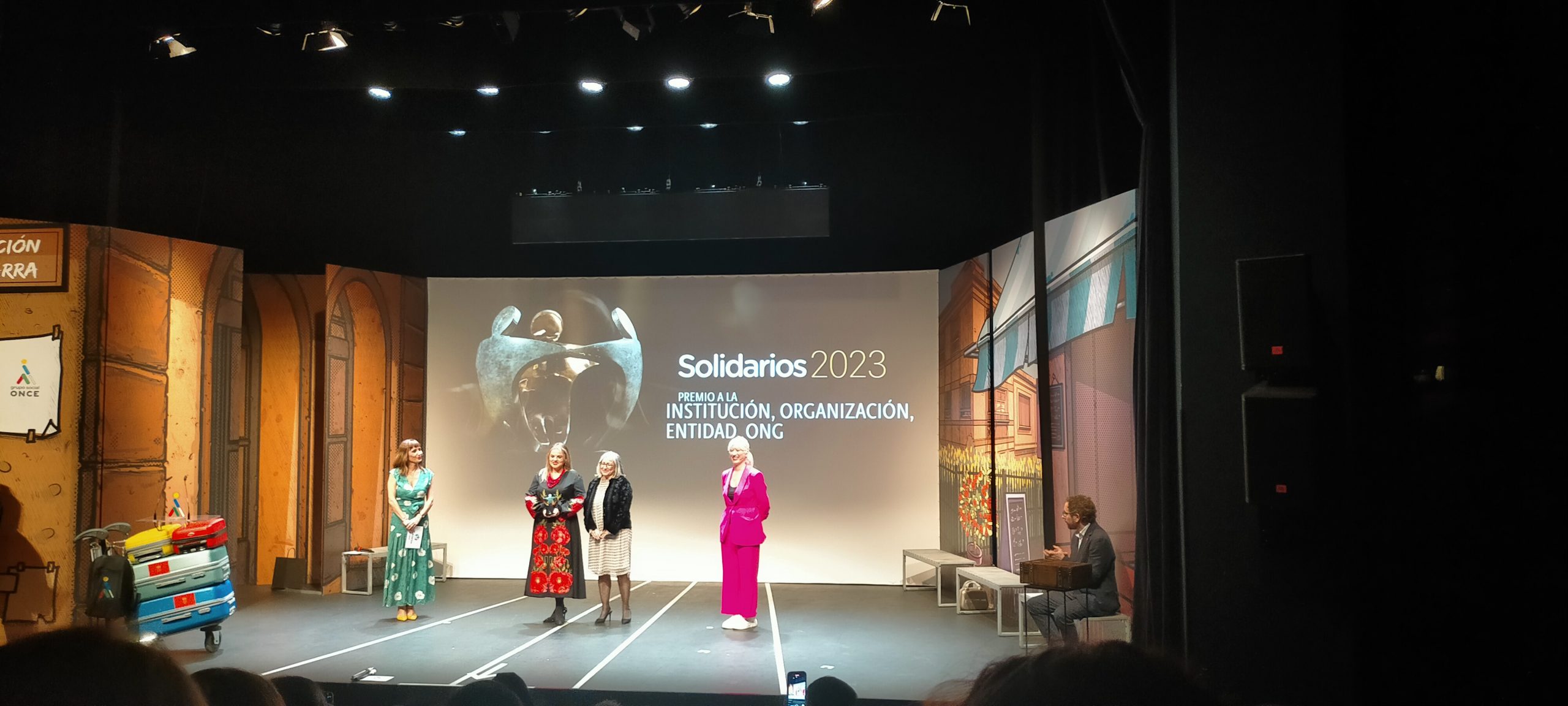 Mariluz Sanz entregando el premio a Alas de Ucrania en la Gala Premios Solidarios Once Navarra 2023