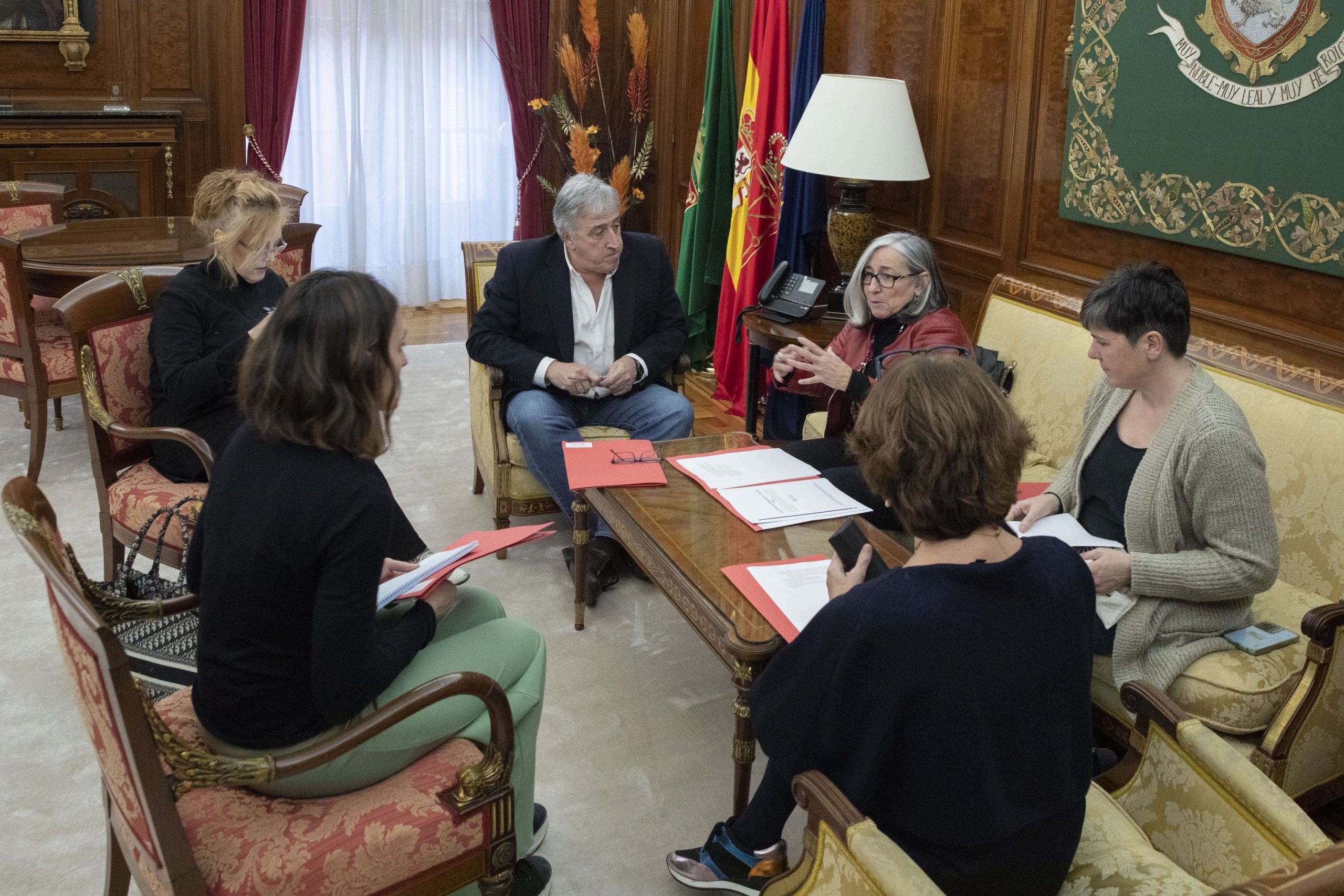 Componentes de CERMIN durante la reunión mantenida con el alcalde de Pamplona, Joseba Asiron