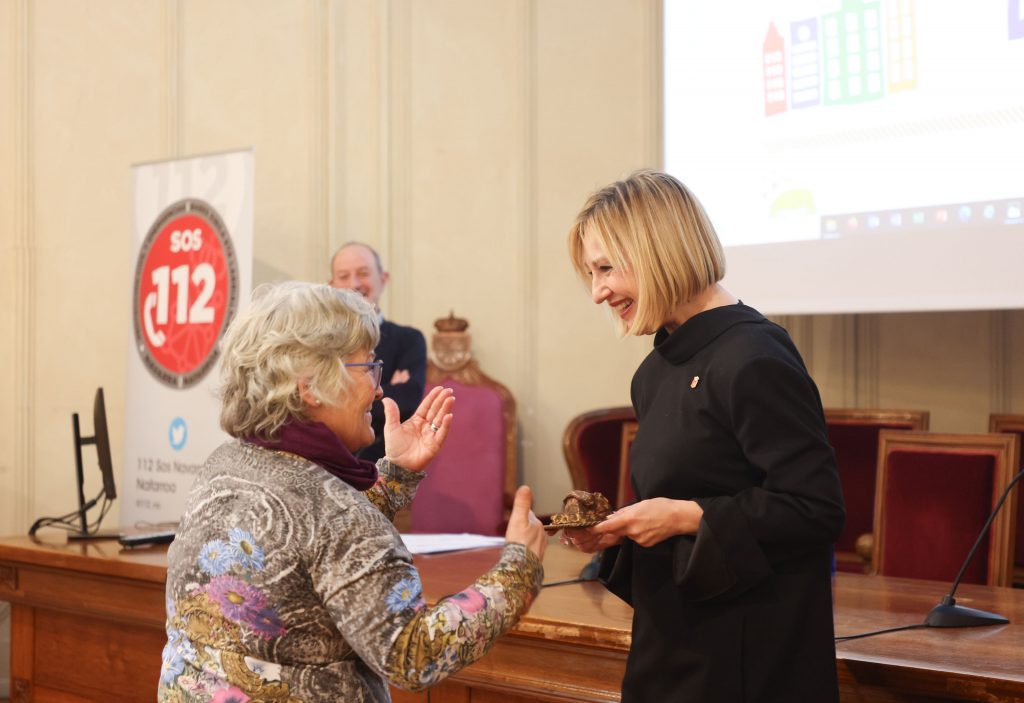 Francisca Pulgarín recibe el reconocimiento a la asociación de personas con discapacidad auditiva Asorna
