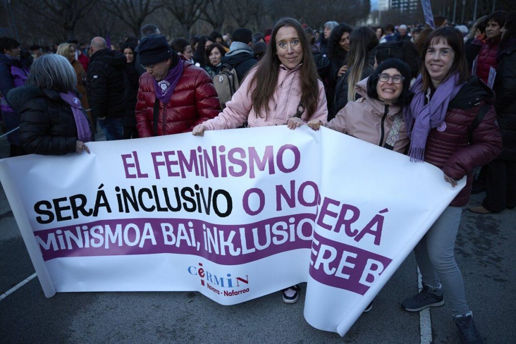 Momento de la manifestación del movimiento feminista en Pamplona en la que varias mujeres sostienen la pancarta de CERMIN. Fuente: Iban Aguinaba de Diario de Noticias de Navarra