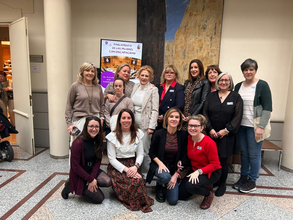 Delegación de mujeres de CERMIN en el Senado de España con motivo de la jornada 'Parlamento con Mujeres con Discapacidad'