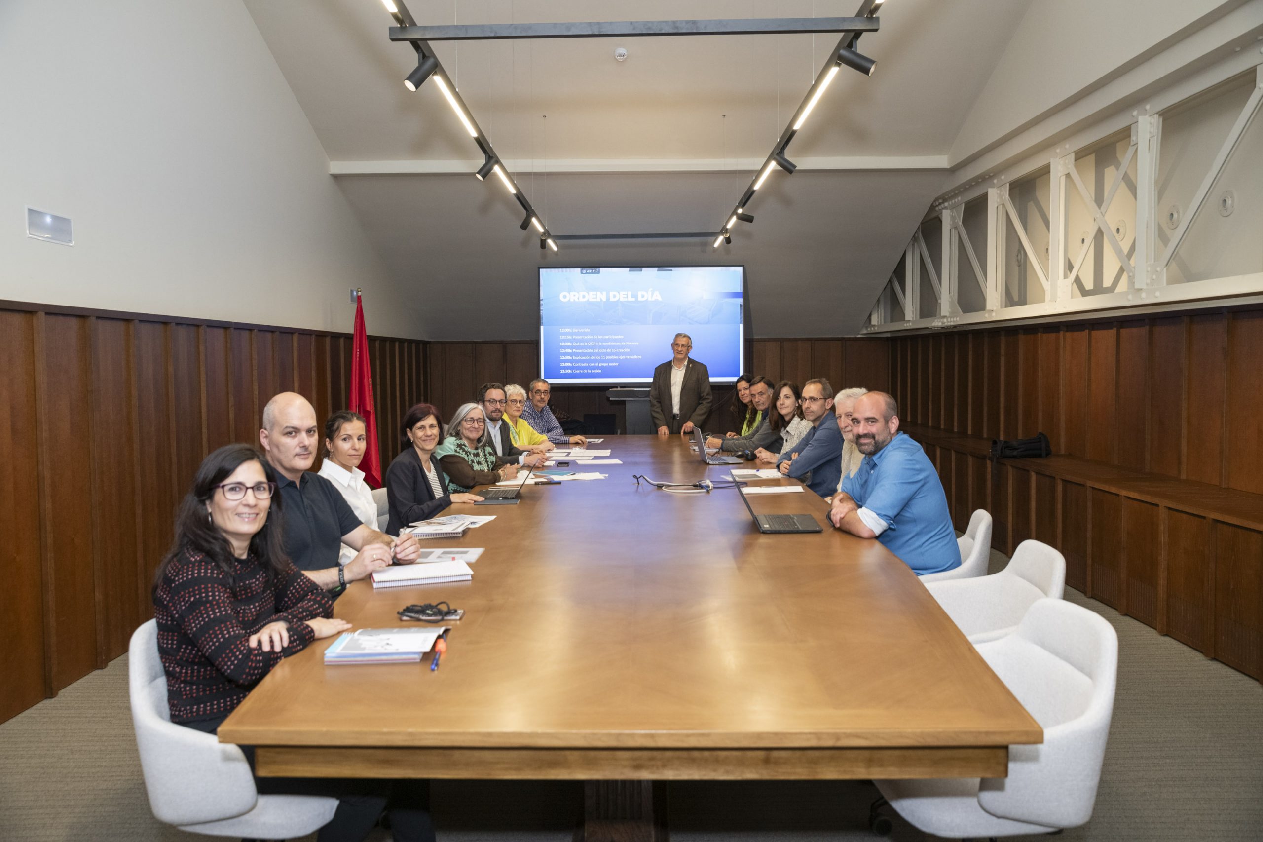 Reunión del equipo motor para avanzar en Gobierno Abierto, celebrada hoy en el Palacio de Navarra.