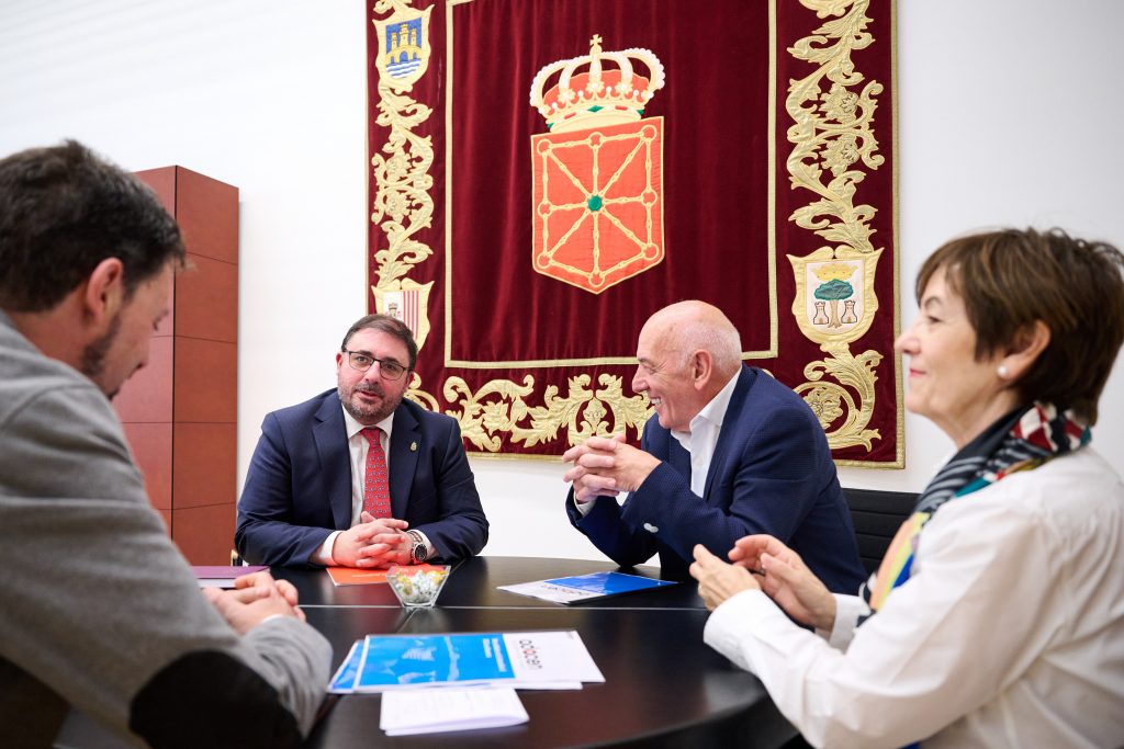Fotografía de grupo de miembros de ADACEN charlando con el Presidente del Parlamento de Navarra