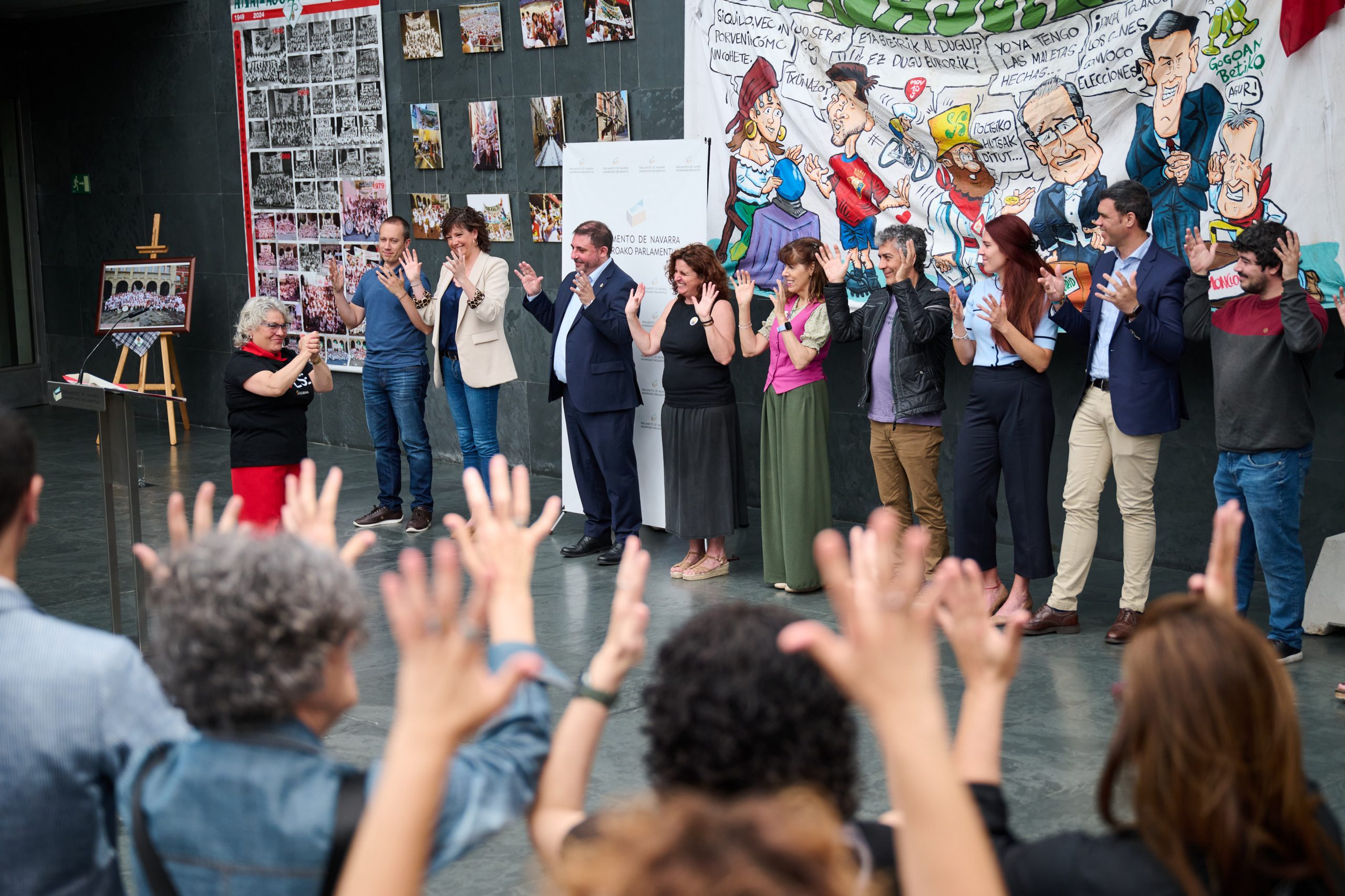 Parlamentarios y parlamentarias junto al presidente del Parlamento, Unai Hualde, y miembros de ASORNA en un momento del acto de celebración del Día Nacional de las Lenguas de Signo Españolas
