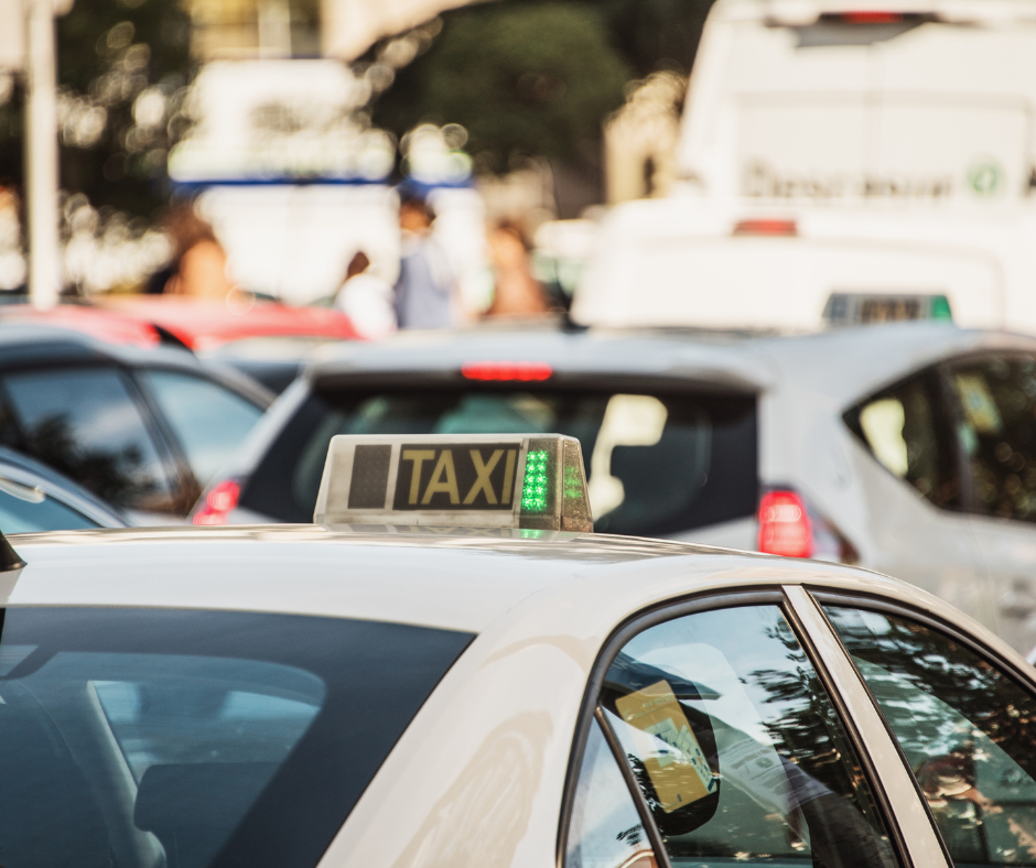 Fotografía de varios taxis a la espera en una ciudad.