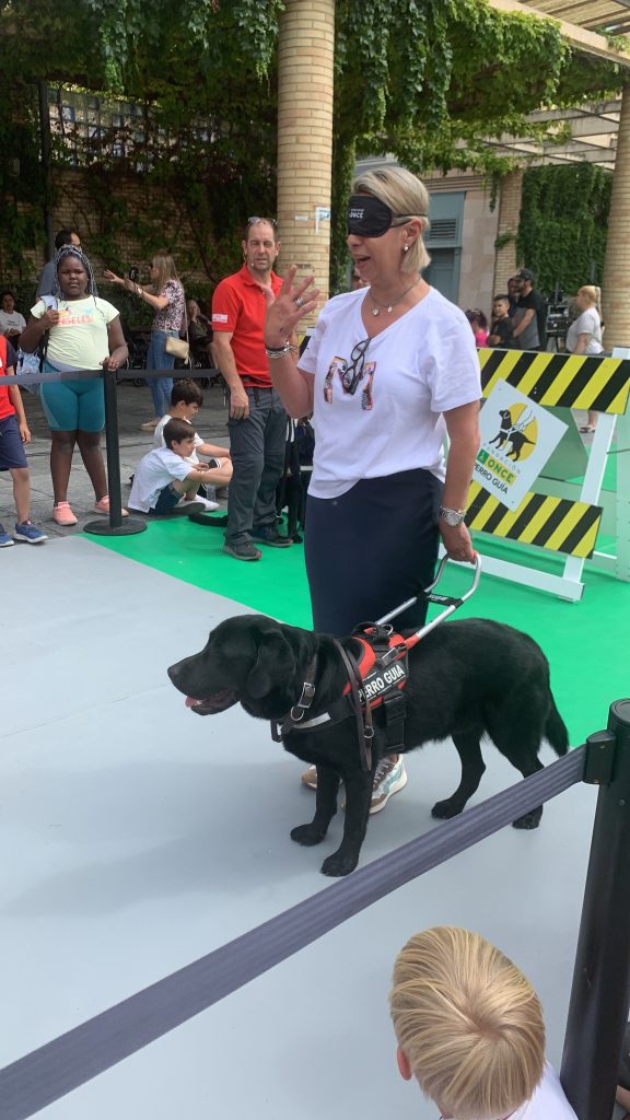 Iciar Les Urra Concejal de Cultura del Ayto de Tudela con un perro guía en la demostración que hizo Once en el Paseo del Queiles de Tudela