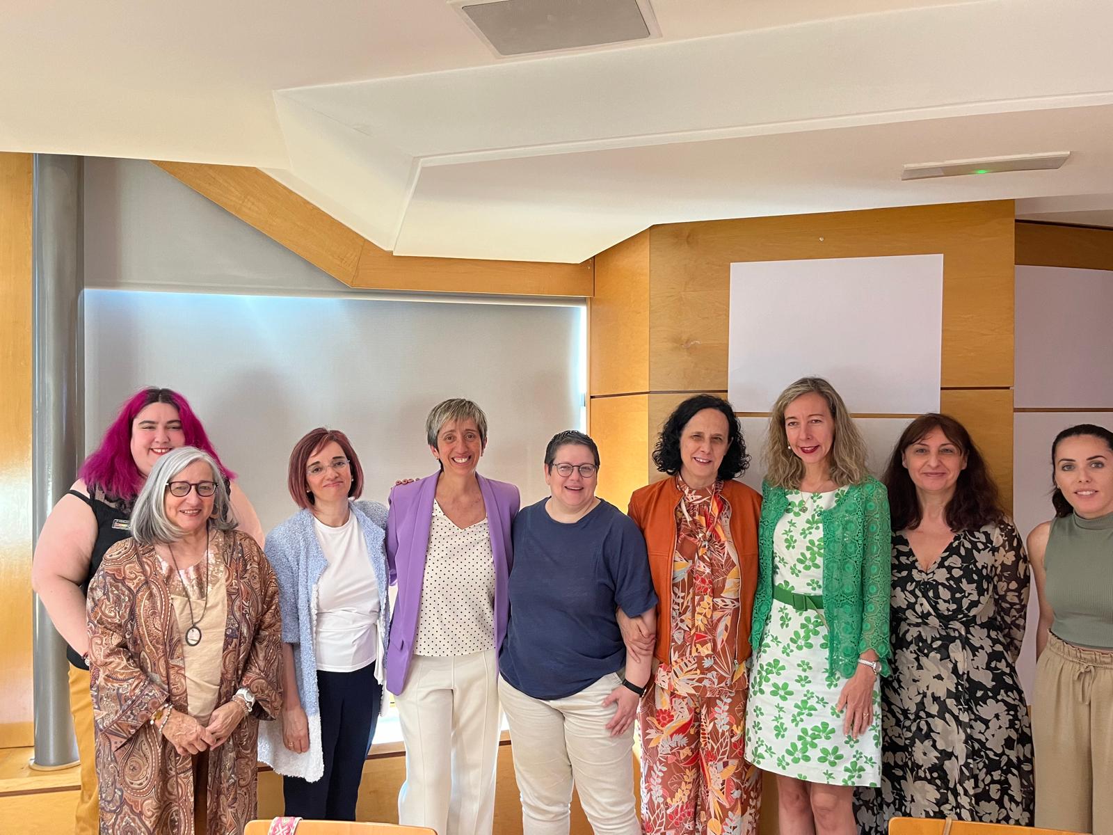 Fotografia de grupo en la que aparece Mariluz Sanz, elegida miembro del Patronato CERMI Mujeres junto a varias mujeres de Fundación CERMI Mujeres