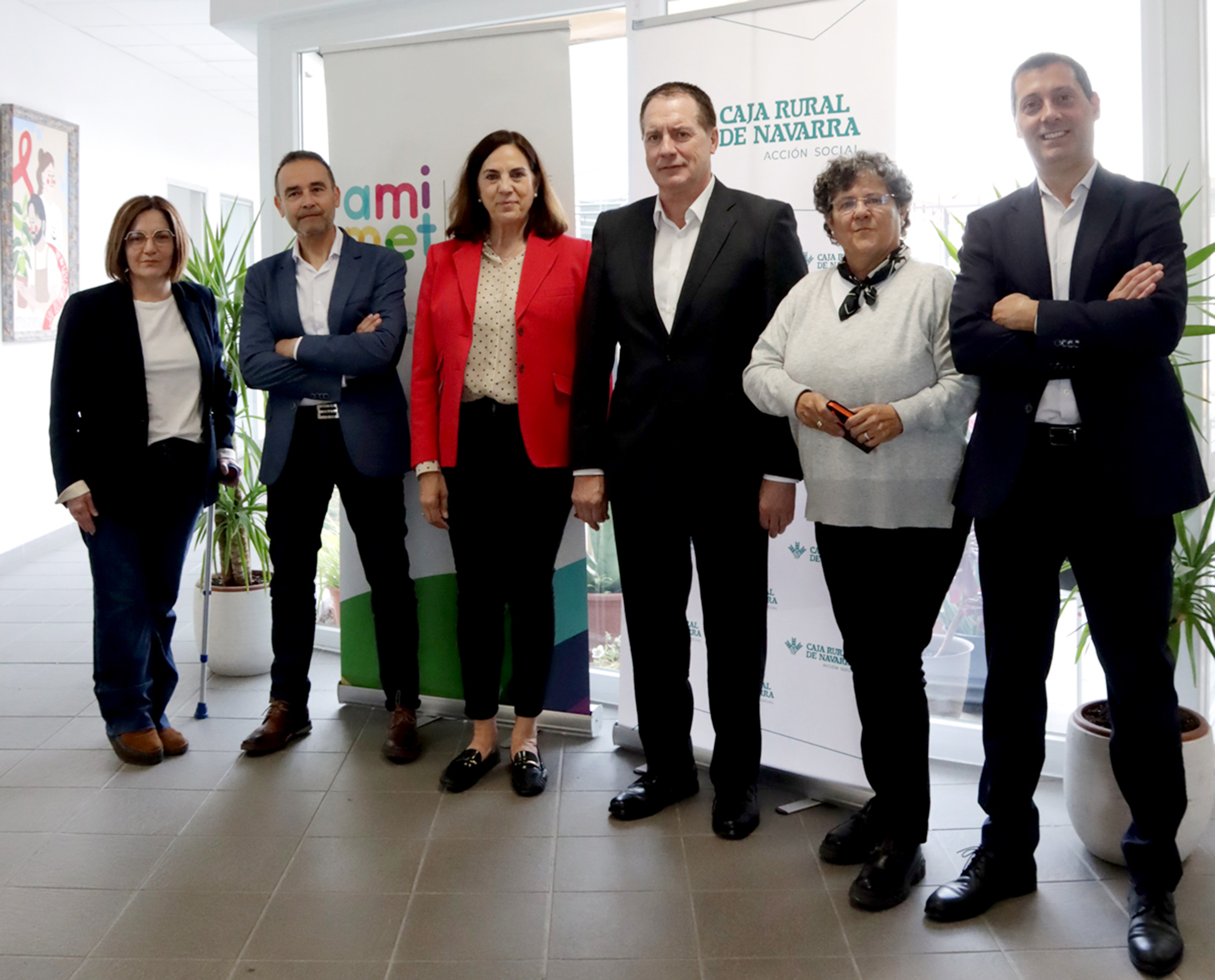 Fotografía de grupo con los roll up de Amimet y Caja Rural en la firma de convenio