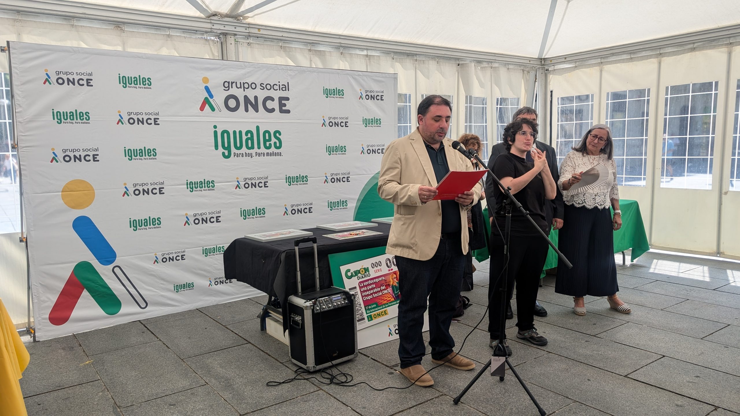 Unai Hualde, presidente del Parlamento Navarro, lee su discurso en la carpa de Grupo Social ONCE