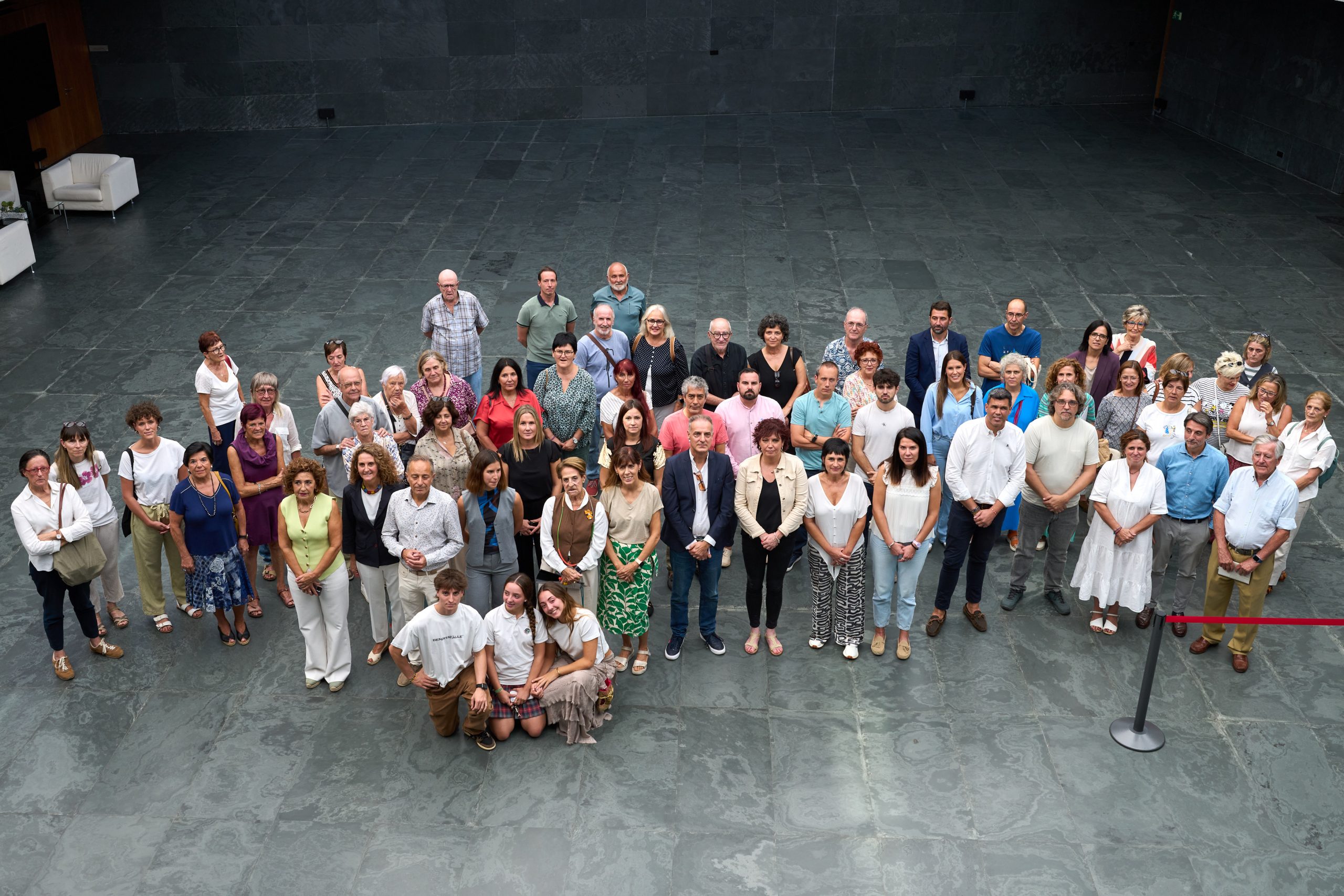 fotografía de grupo en el Parlamento de Navarra con motivo del día del Alzheimer.