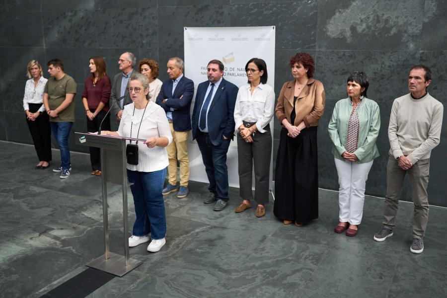 Representante de EUNATE lee el manifiesto en el Parlamento, atrás se encuentran parlamentarios/as