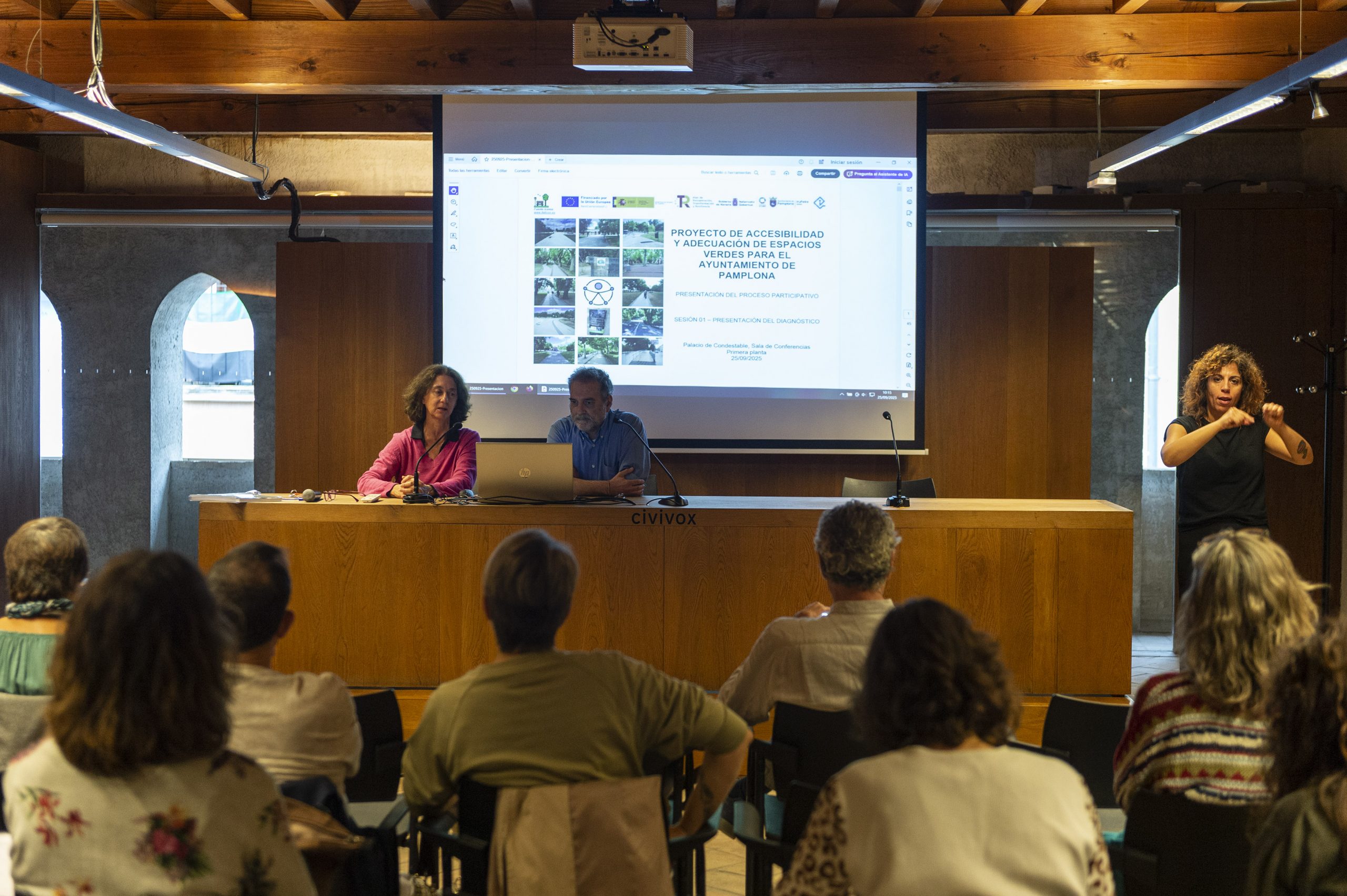 presentación del proyecto por dos personas en una sala del Condestable