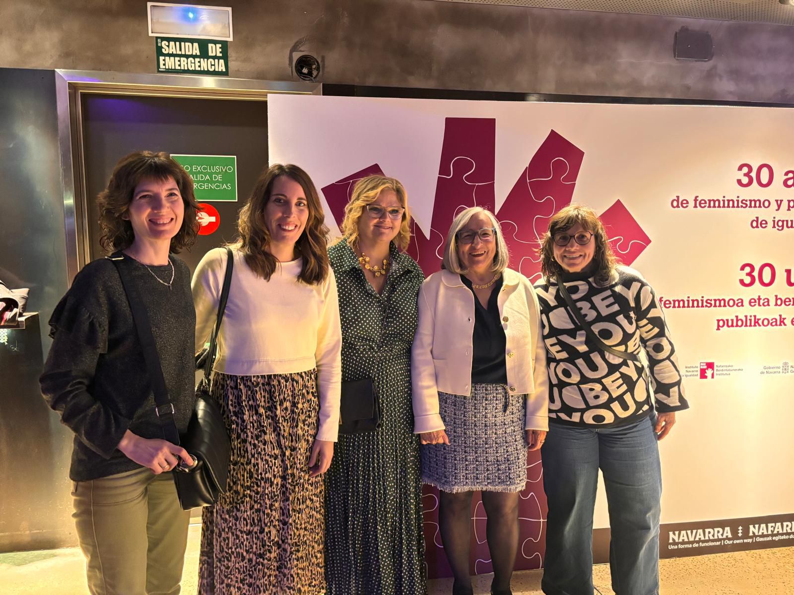 fotografía de grupo de mujeres de entidades de CERMIN en el aniversario del INAI