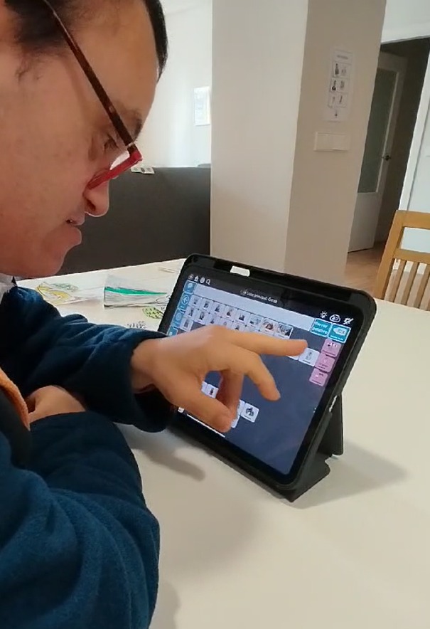 persona con discapacidad utilizando una tablet.