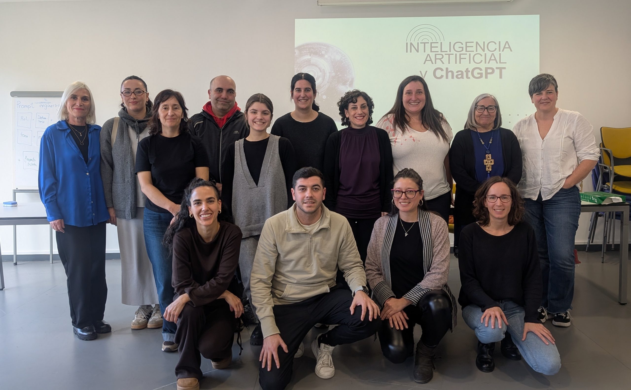 fotografia de grupo de las personas asistentes a la formación