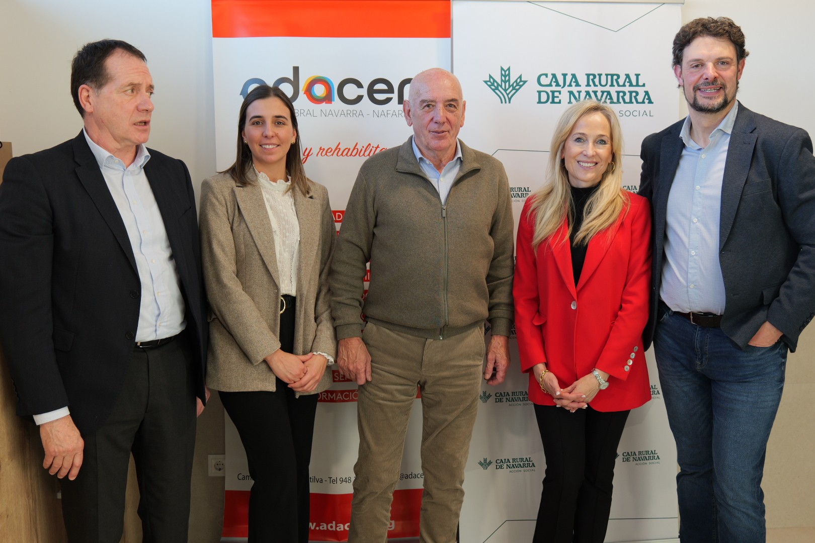 FOTOGRAFIA DE GRUPO REPRESENTANTES DE ADACEN Y CAJA RURAL DE NAVARRA
