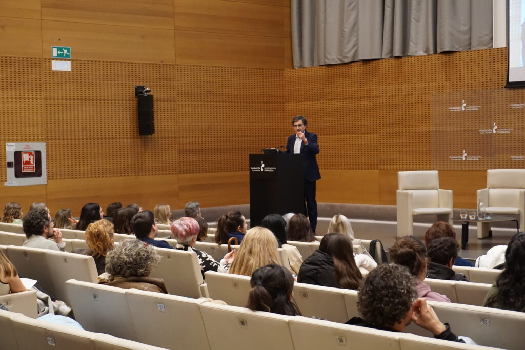 Manuel arenilla en el atril en la intervención mirando al público de la sala