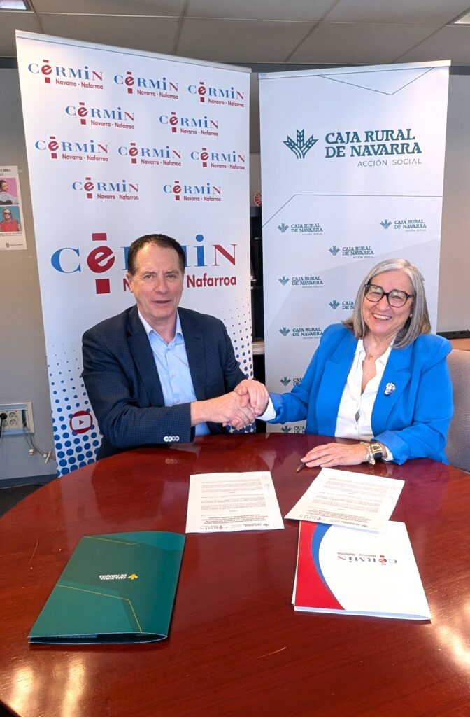 responsables de CERMIN y CAJA RURAL DE NAVARR estrechandose las manos en la firma